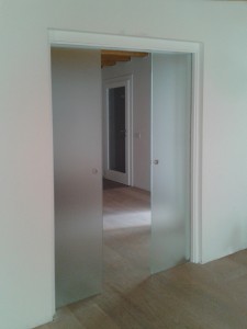 porta vetro satinato con cassa legno laccato vetro float trasparente vetra srl vetrate artistiche udine pordenone treviso alessandra rosso vetra (5)                             
